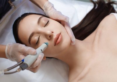 professional-female-cosmetologist-doing-hydrafacial-procedure-in-picture-equipoise